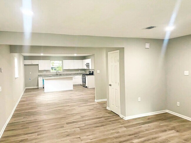 Photo - 305 Red Haven Dr