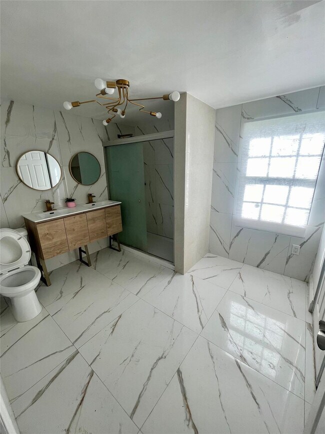 Photo - 2459 Dewey St