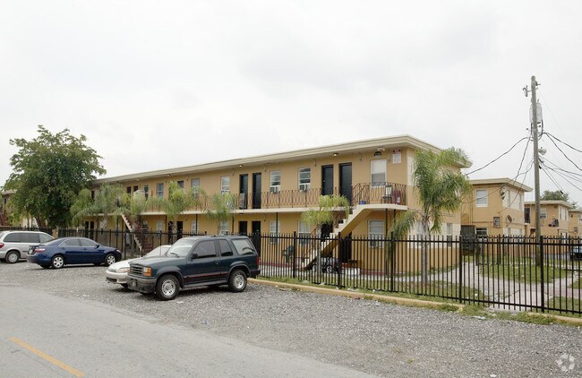 2740 NW 42nd St - Hampton House Apartments