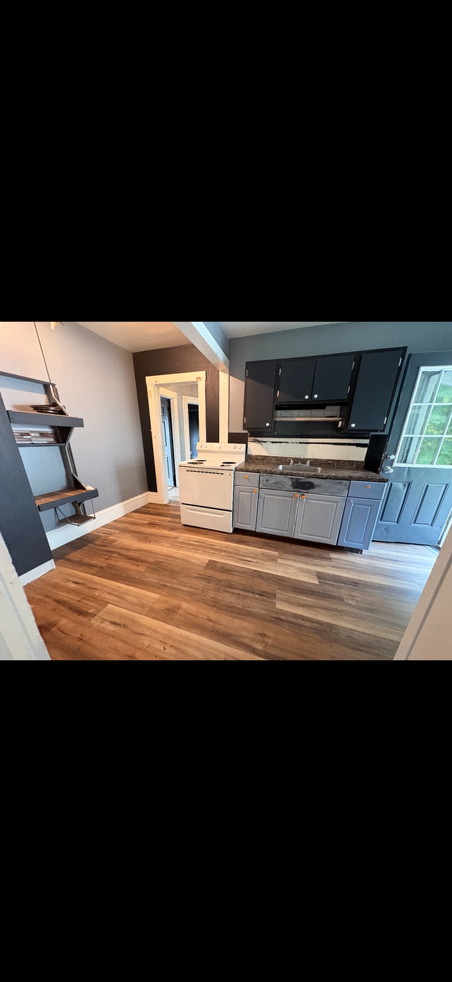 Photo - 111 W 42nd St Unit Apartment up