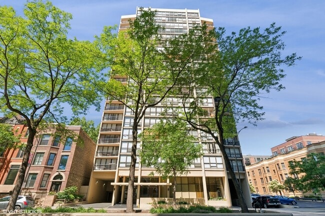 Building Photo - 1540 N La Salle Dr Rental