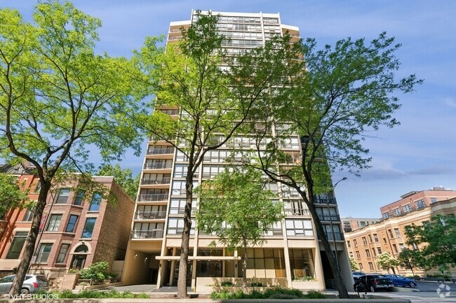 Building Photo - 1540 N La Salle Dr Rental