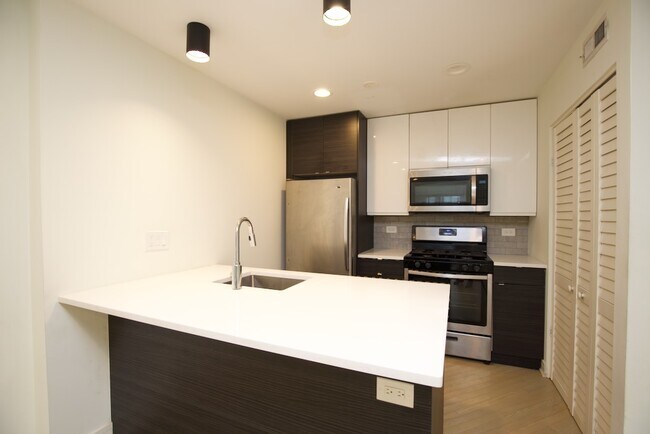Photo - 939 W Grace St Unit J06W