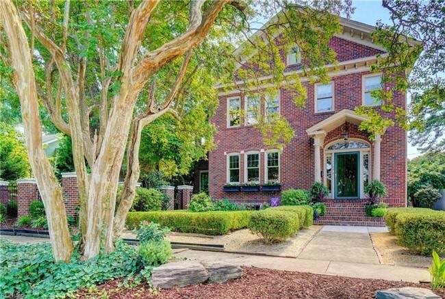Building Photo - LARCHMONT