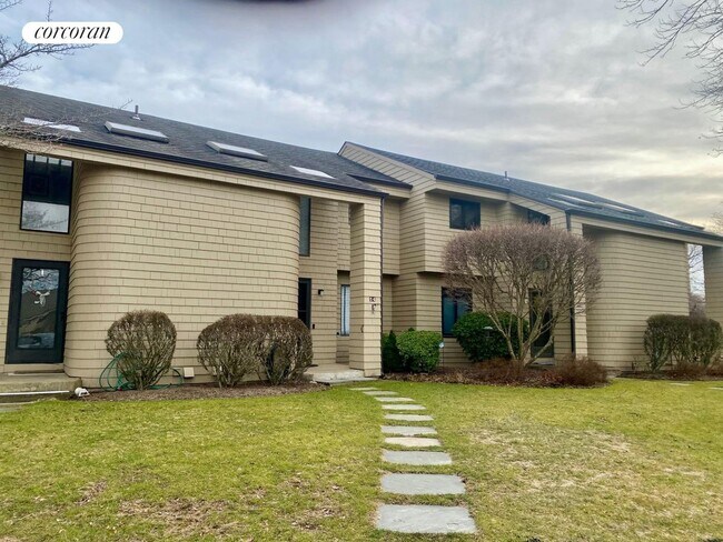 Building Photo - 52 Fairway Pl