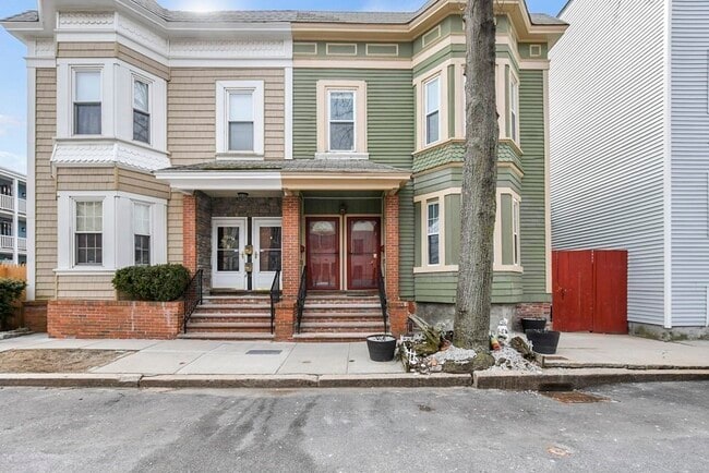 Building Photo - 909 E 2nd St Unit 1