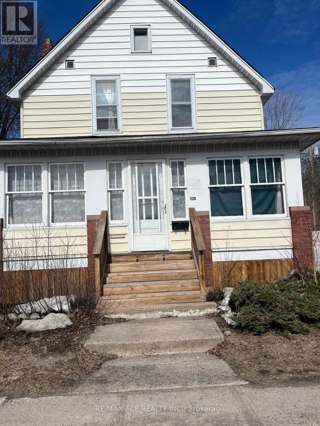 Photo - 526 Wellington St E