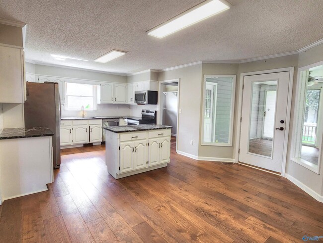 Photo - 1815 Shellbrook Dr NW