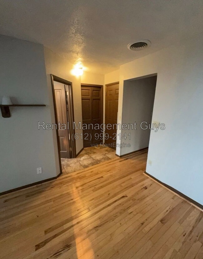 Photo - 1938 Roblyn Ave Unit 2