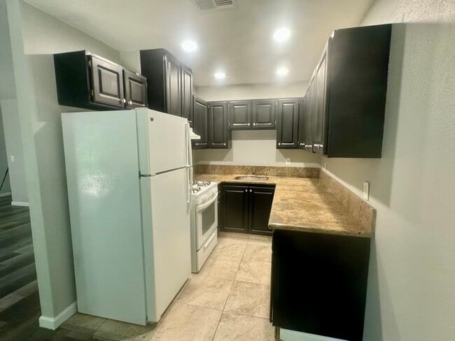 Building Photo - Nicely updated 2-bedroom 1-bath apartment in Auburn!