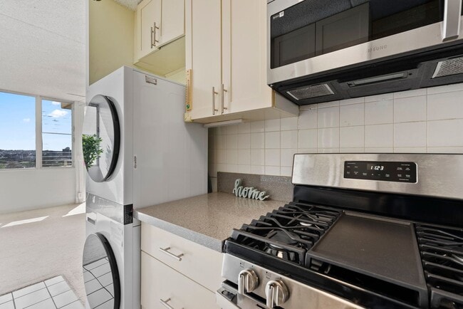 Photo - Punahou Pulelehua 2 Bedroom 1 Bathroom 1 Parking 7th Floor Condo Electric and Water Included w/ Rent Unidad 704