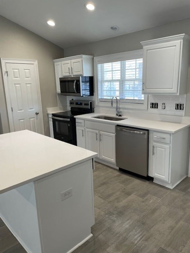 Building Photo - Newly Renovated!