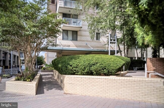 Building Photo - 851 N Glebe Rd Unit 402