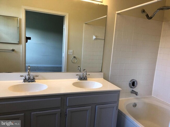 Photo - 203 Knollwood Ct