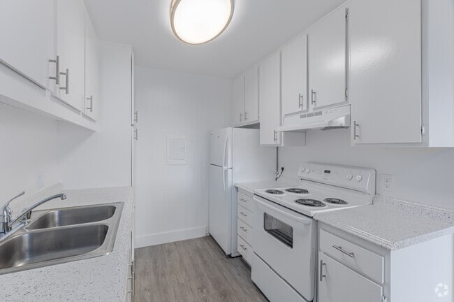 1BR, 1BA - 620SF - Kitchen