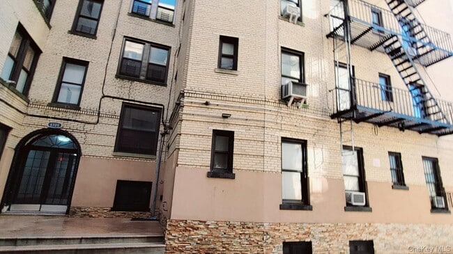 Building Photo - 61-09 39th Ave Unit O5