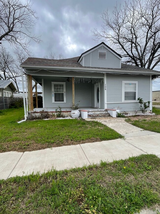 Building Photo - 3/2 Remodeled Home in Lampasas