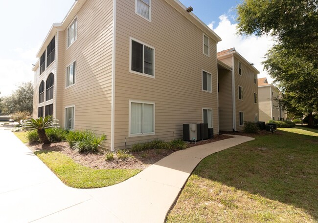 Building Photo - *3800 SW 20th Avenue - University Terrace ... Unit 206D