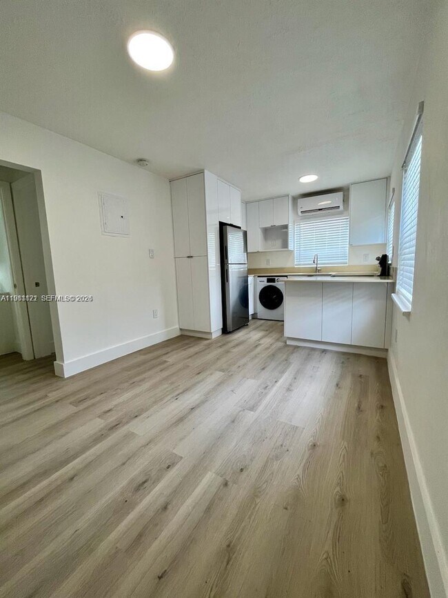 Photo - 833 W 39th St Unit 3