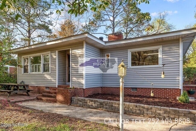 Photo - 2503 E 5th St