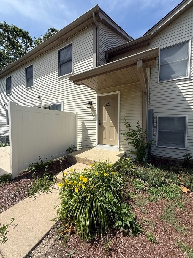 Building Photo - 121 Spuhler Dr