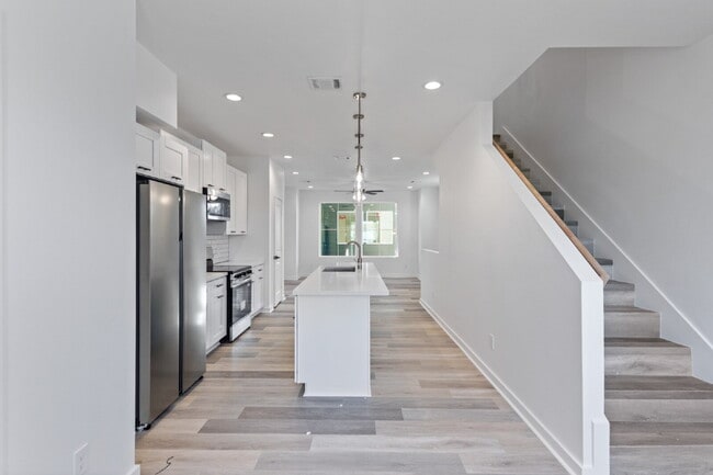Building Photo - Modern Living in 3rd Ward Unit A