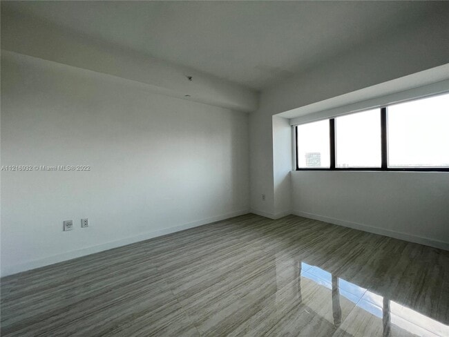 Photo - 650 NE 32nd St