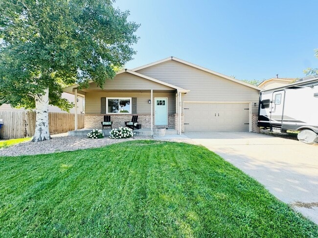 Building Photo - Cute 3 bedroom/ 1.5 bath Ranch Style House with 2 car attached garage in Windsor, CO