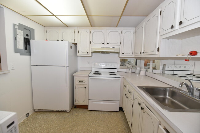 Photo - 715 Saxony Pl