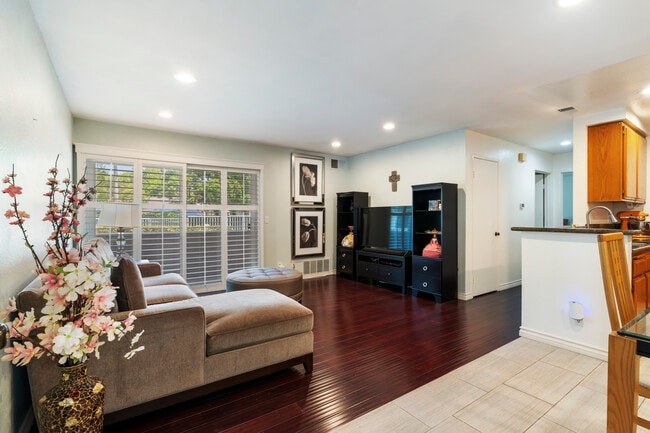 Photo - 3863 Thorncroft Ln Unit E