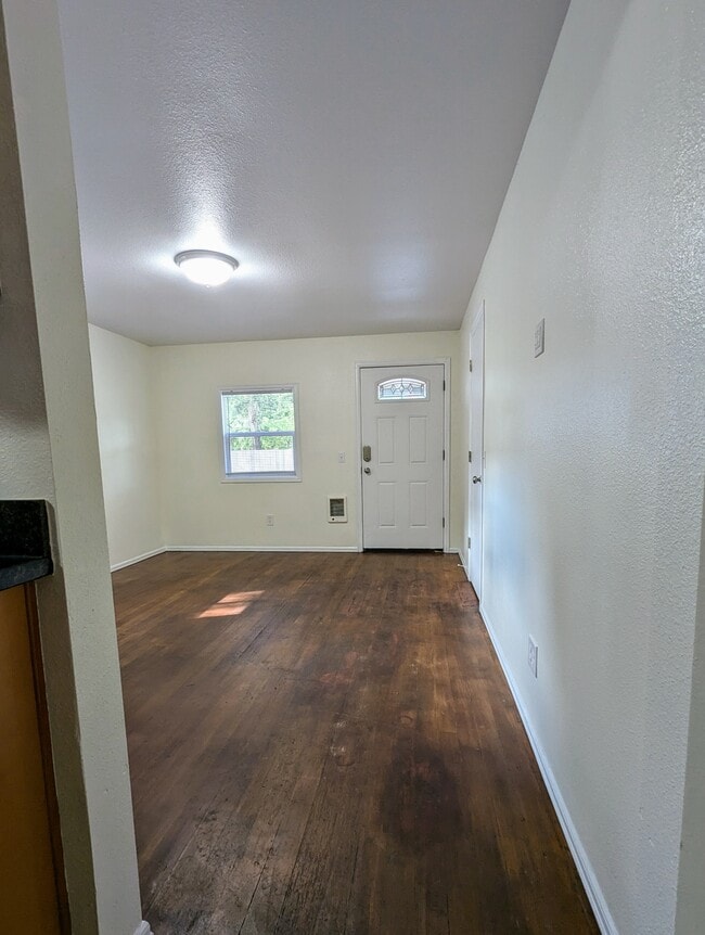 Photo - 2 Bed/1 Bath House - 5 min to Lakewood Tow...