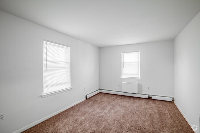 2BR, 1BA - 925SF - Primary Bedroom