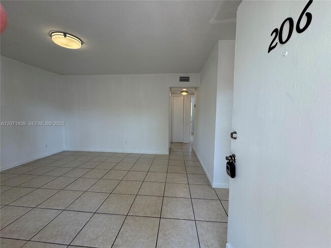 Building Photo - 4732 SW 33rd Ave Unit 206