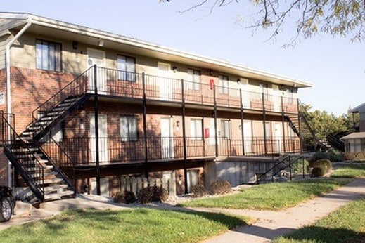 Crestwood Apartments - 701-740 Crestwood