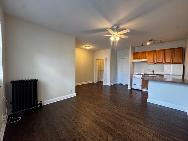 Photo - 1344 W Lunt Ave Apartment Unit 301