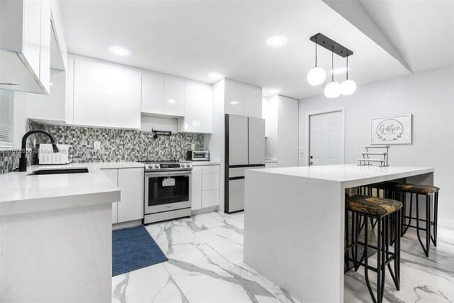 Building Photo - 3 bedroom in Mimai Gardens FL 33055