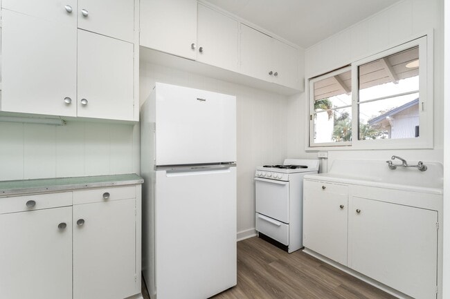 Building Photo - 1 BED 1 BATH with 1 parking, MCCully area