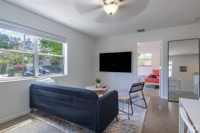 Building Photo - 605 SW 14th Terrace Unit 1 Rental
