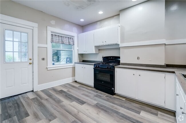 Building Photo - 84 Canterbury Rd Rental
