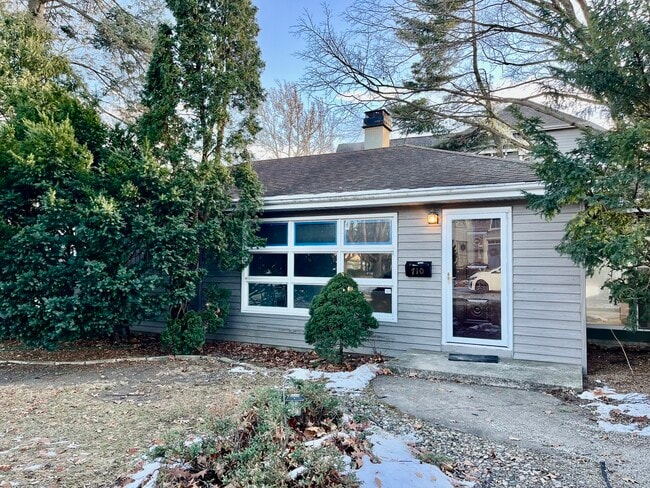 Building Photo - 710 W Benton Ave