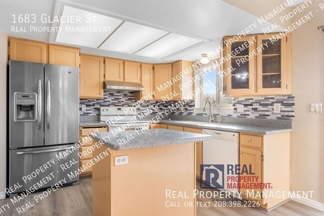 Photo - 1683 Glacier St