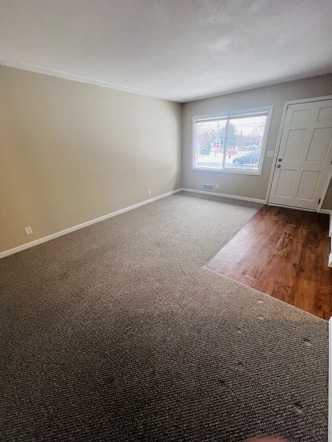 Photo - 607 38th Ave NE