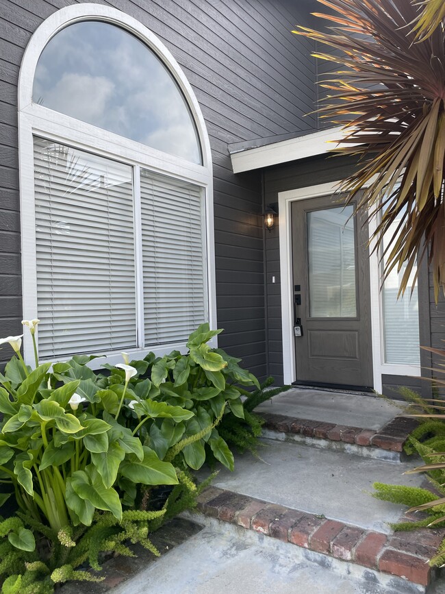 ¡Entra! - 2220 Curtis Ave