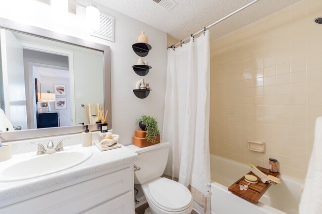 2BR, 2BA - 917SF