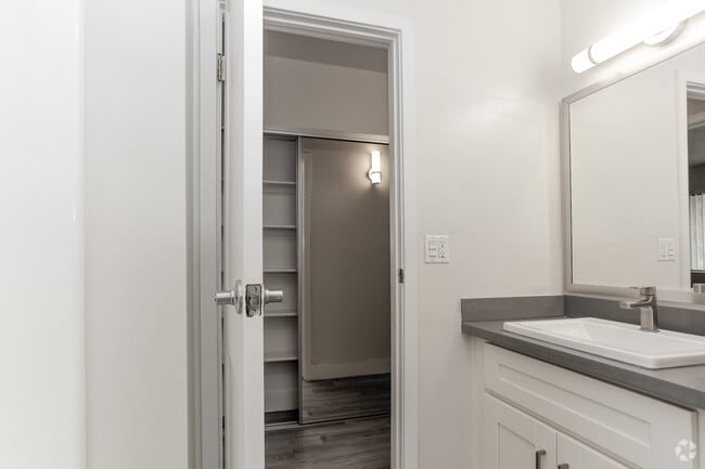 1BR, 1BA - 650 SF