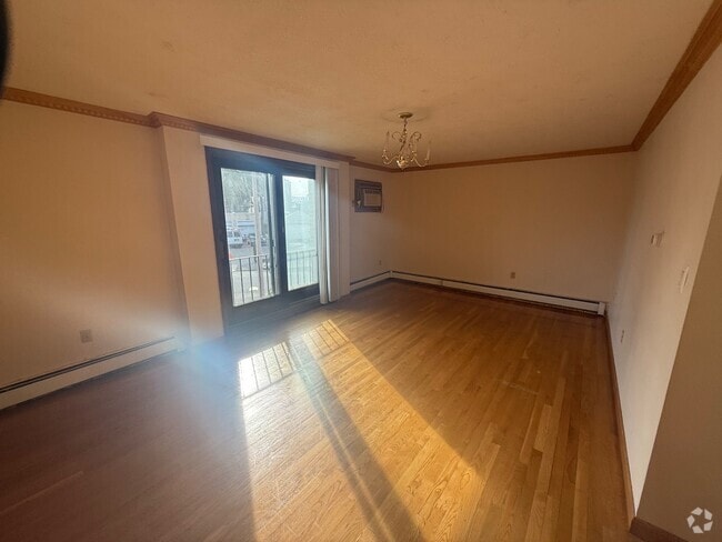 Building Photo - 1030 Bennington St Unit 5 Rental