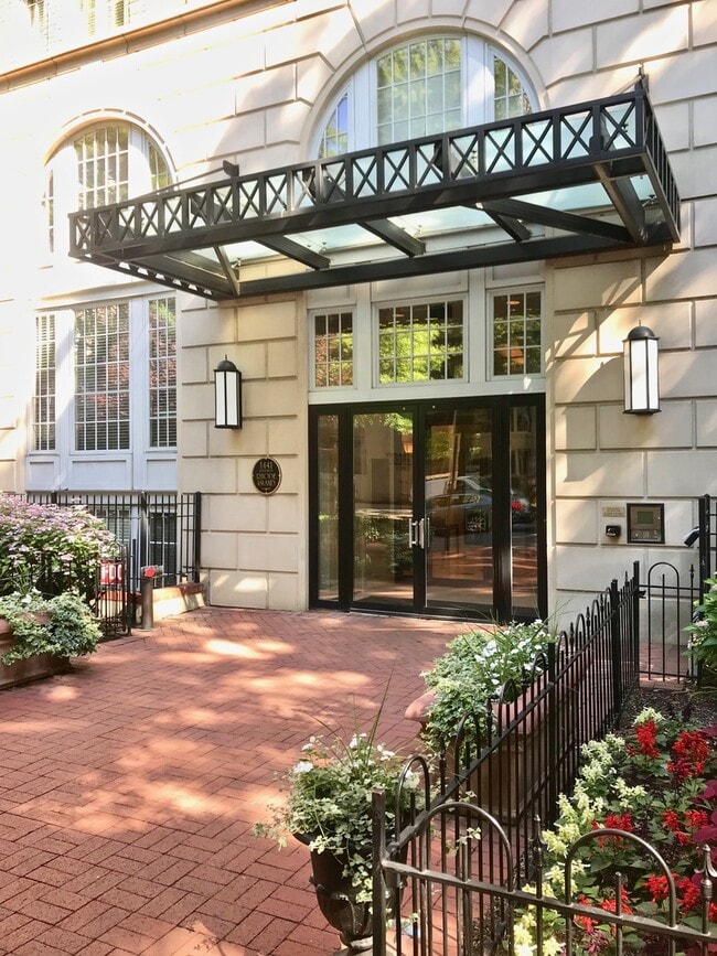 Building Photo - Logan Circle One Bedroom One Bath With Lar...