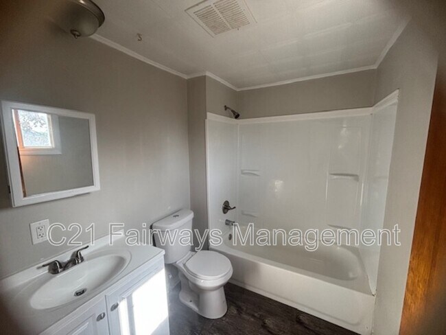 Photo - 922 Vankirk St