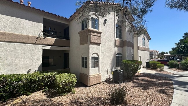 Building Photo - Gated Community 2 bedroom 1 car garage