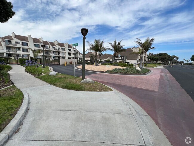 Building Photo - Two bedroom condo on the beach